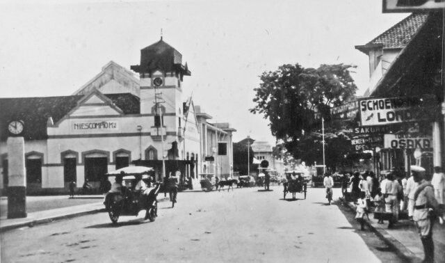 The Groote Postweg in Bandoeng (West Java)